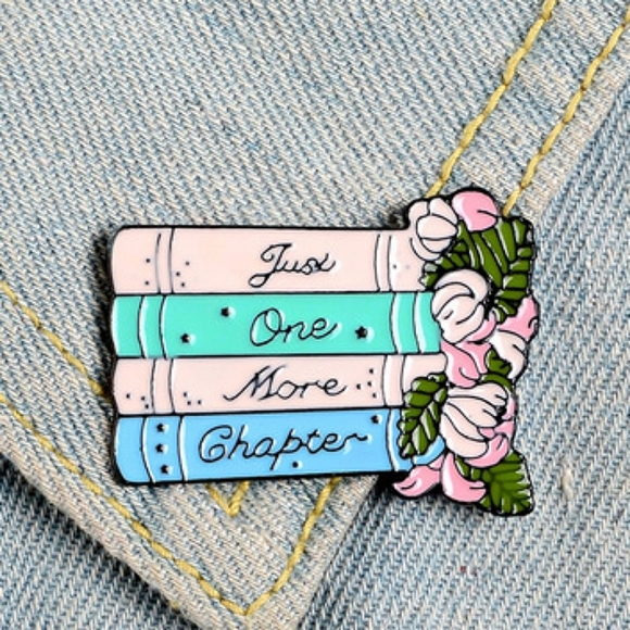 Bookish pin brooch with flowers - Picture 2 of 3